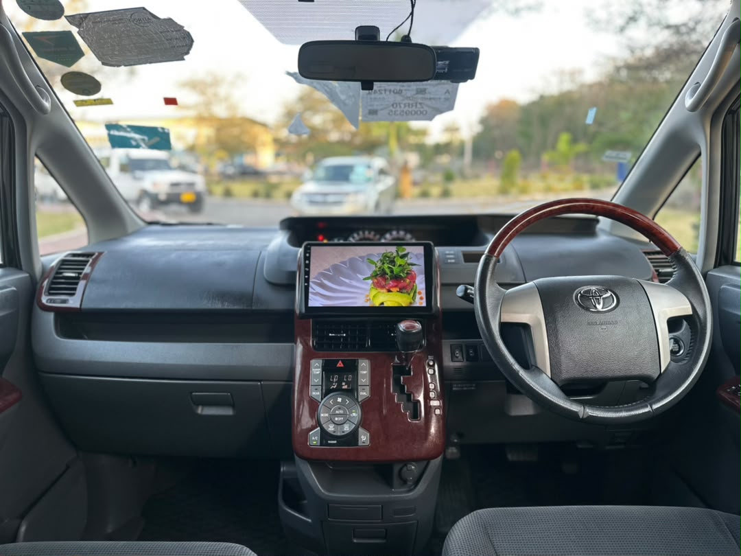 TOYOTA NOAH NEW MODEL X thumbnail 4